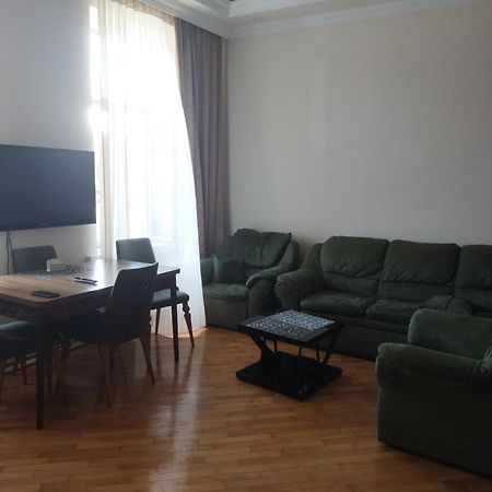 Апартамент На Абашидзе Batumi Exteriör bild